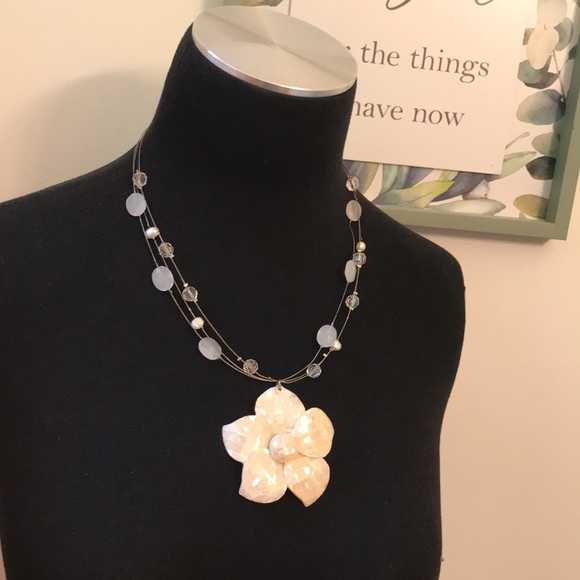 Mother of Pearl Adjustable Floral Necklace 🌸 UNIQUE and RARE🌸 - Picture 2 of 8